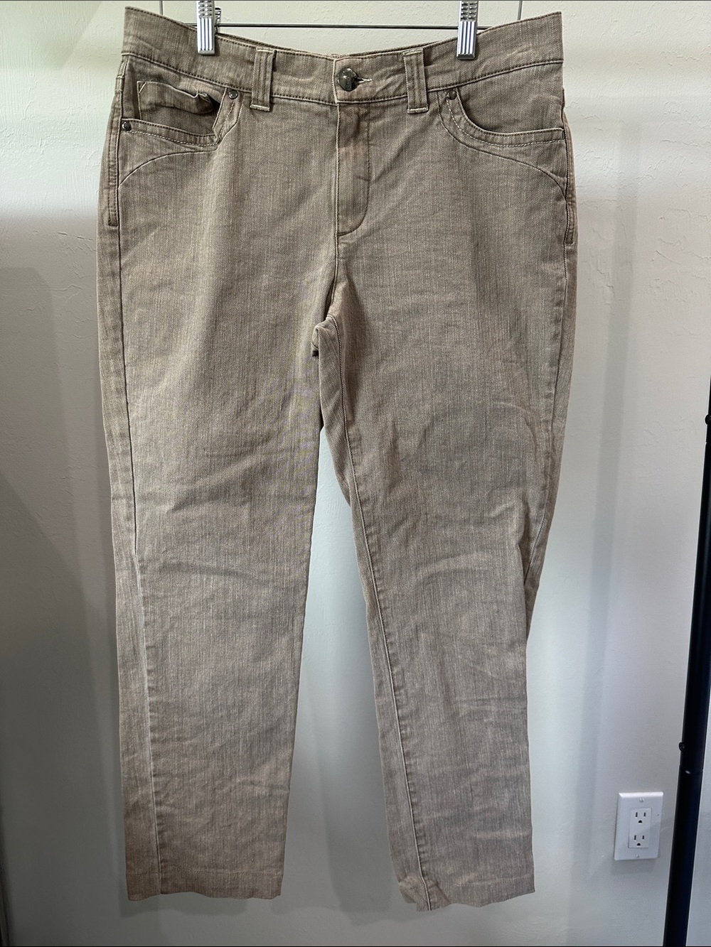 Dismero Classic Straight-Leg Pants in Light Taupe